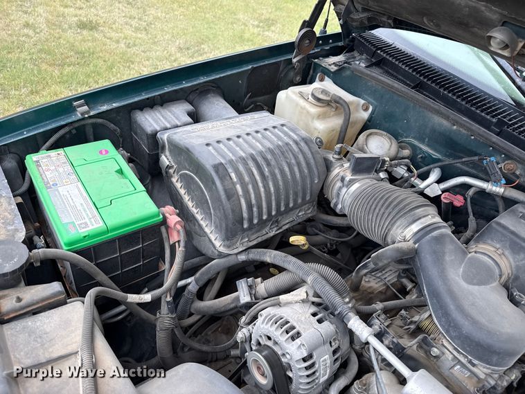 image for item DS6813 1999 GMC Suburban SUV