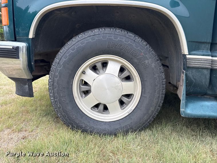 image for item DS6813 1999 GMC Suburban SUV