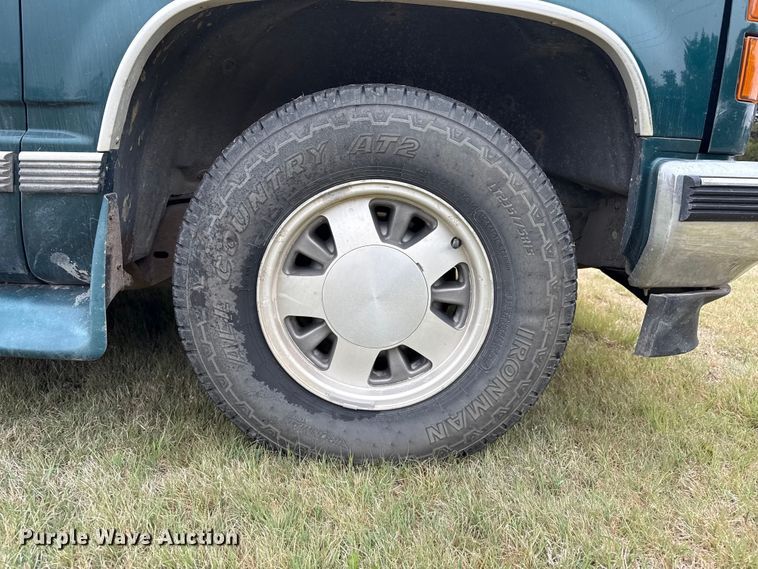 image for item DS6813 1999 GMC Suburban SUV
