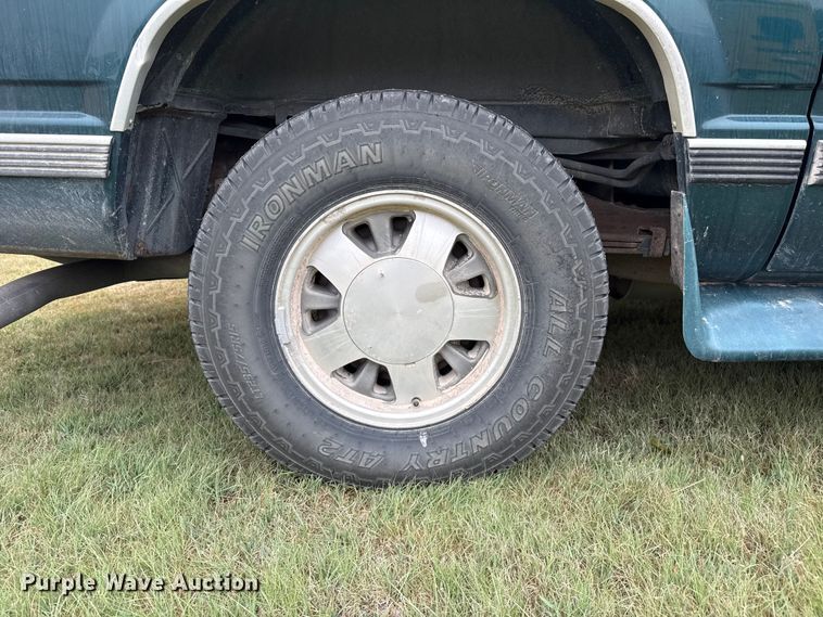 image for item DS6813 1999 GMC Suburban SUV