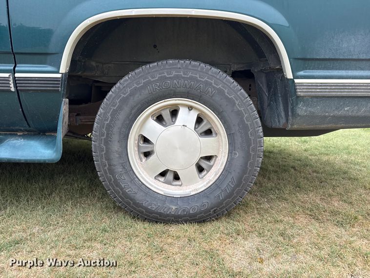image for item DS6813 1999 GMC Suburban SUV