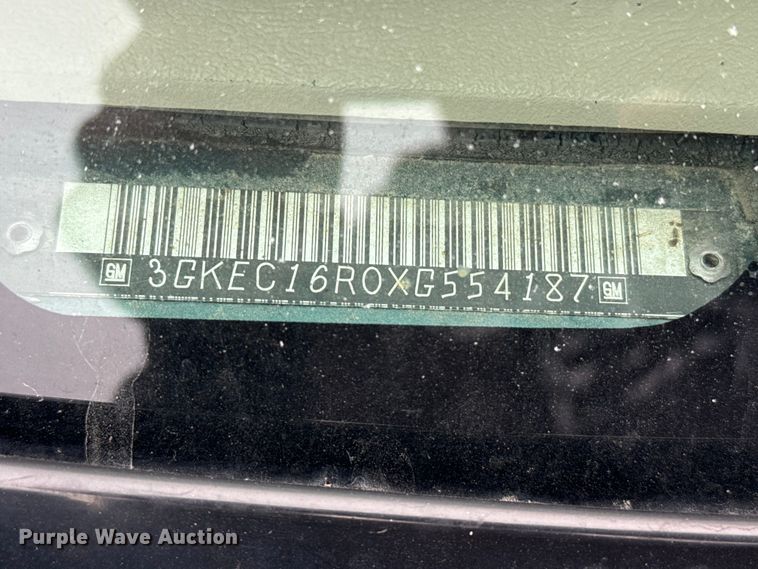 image for item DS6813 1999 GMC Suburban SUV