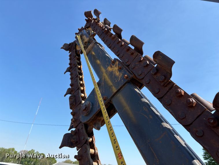 image for item DT0170 2000 Case 560 trencher