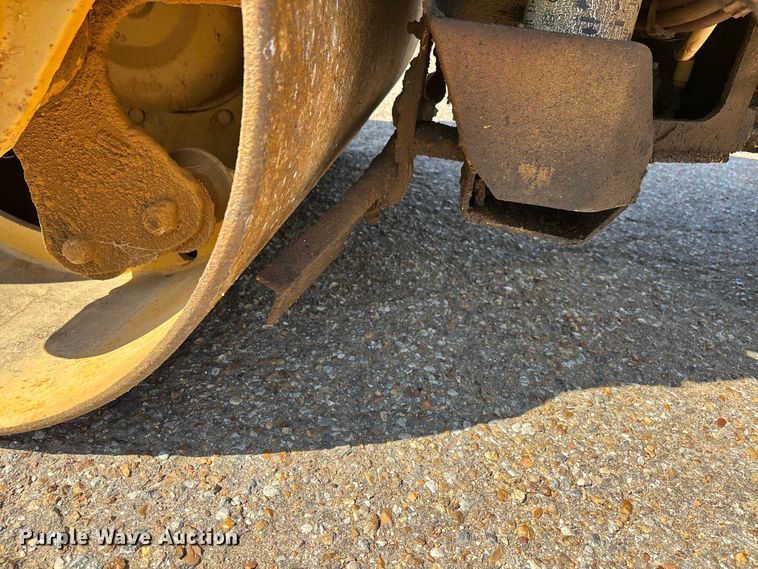 image for item DT0171 1996 Caterpillar CB-224C double drum vibratory roller