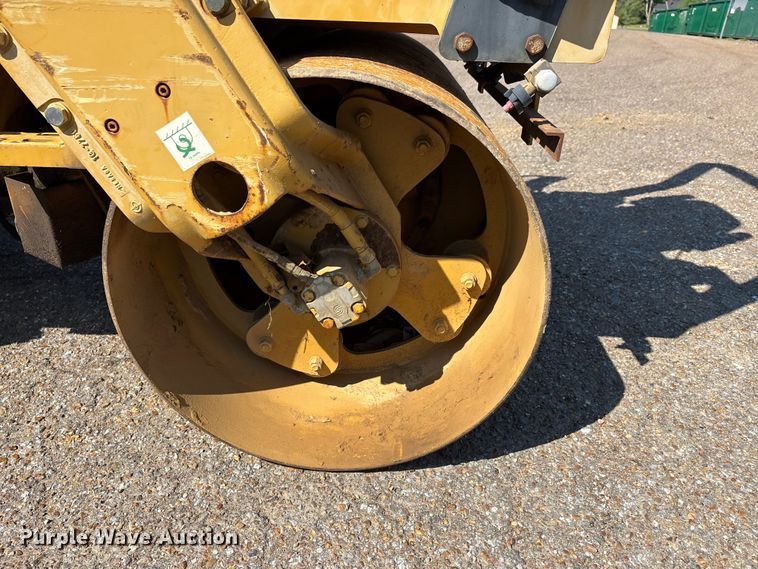 image for item DT0171 1996 Caterpillar CB-224C double drum vibratory roller