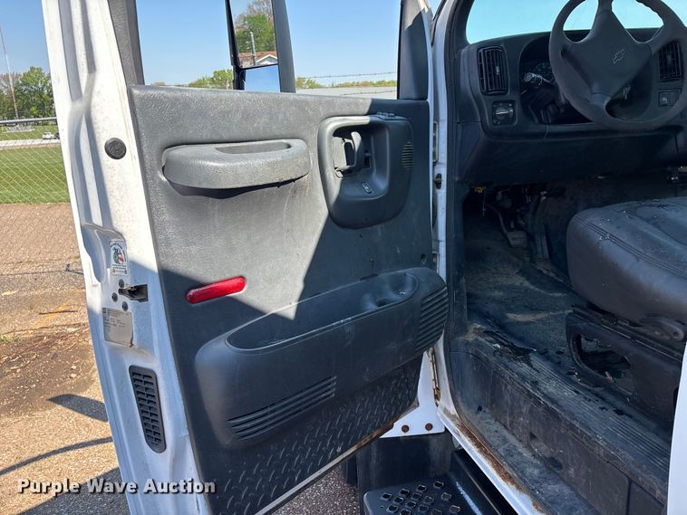 image for item DT0175 2007 Chevrolet C4500 flatbed truck