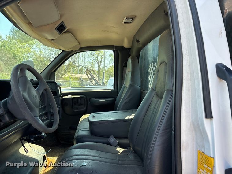 image for item DT0175 2007 Chevrolet C4500 flatbed truck