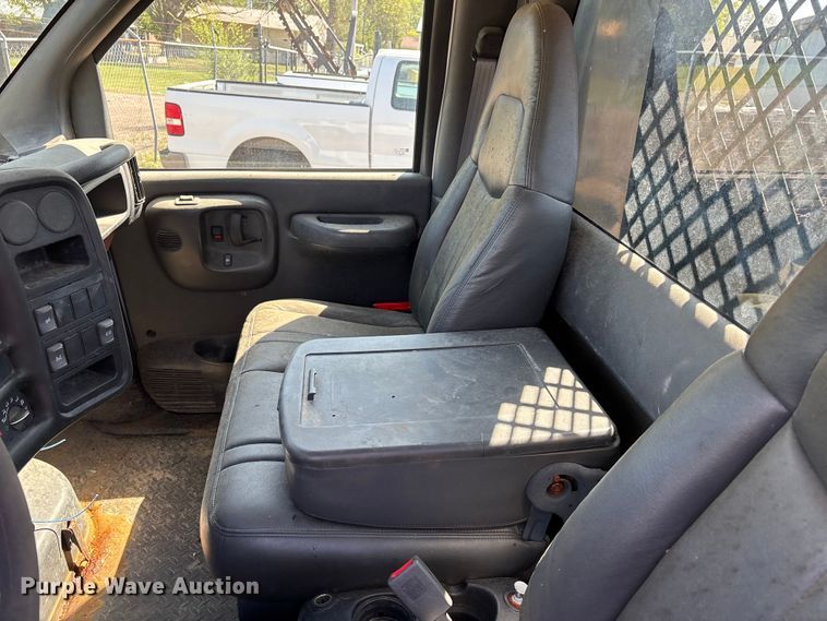 image for item DT0175 2007 Chevrolet C4500 flatbed truck