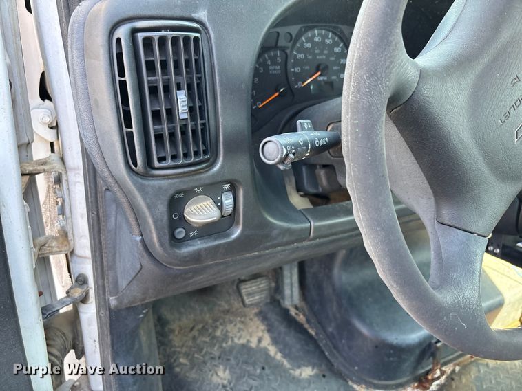 image for item DT0175 2007 Chevrolet C4500 flatbed truck