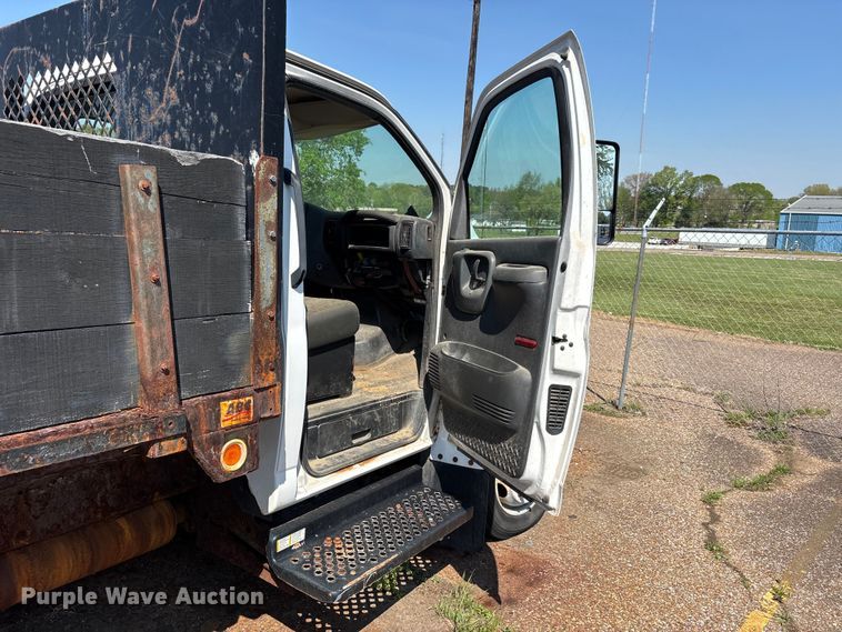 image for item DT0175 2007 Chevrolet C4500 flatbed truck