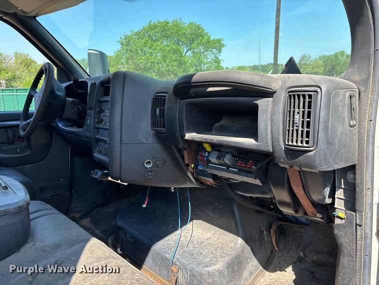 image for item DT0175 2007 Chevrolet C4500 flatbed truck