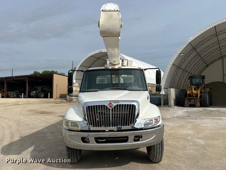 image for item DV0905 2005 International 4300 bucket truck