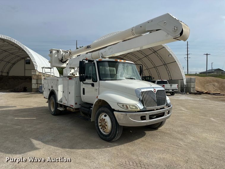 image for item DV0905 2005 International 4300 bucket truck