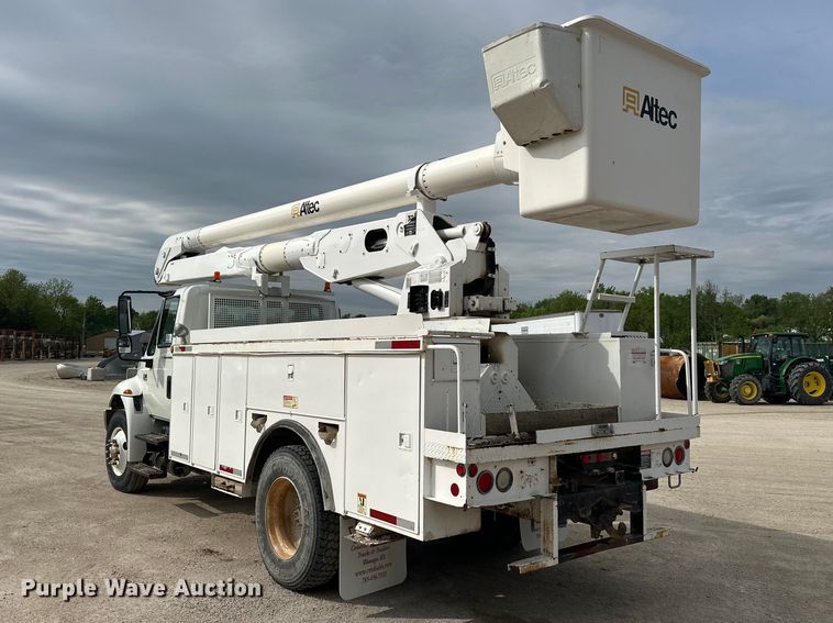 image for item DV0905 2005 International 4300 bucket truck