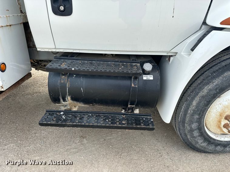 image for item DV0905 2005 International 4300 bucket truck