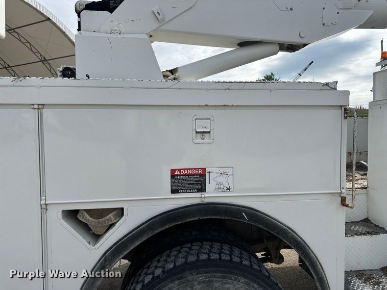 image for item DV0905 2005 International 4300 bucket truck