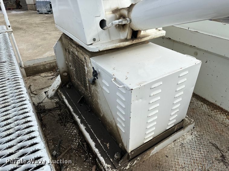 image for item DV0905 2005 International 4300 bucket truck