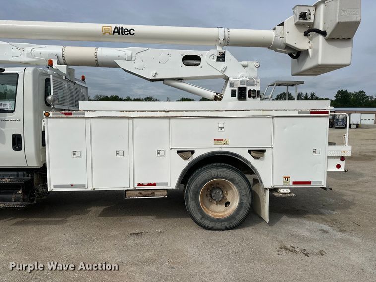image for item DV0905 2005 International 4300 bucket truck