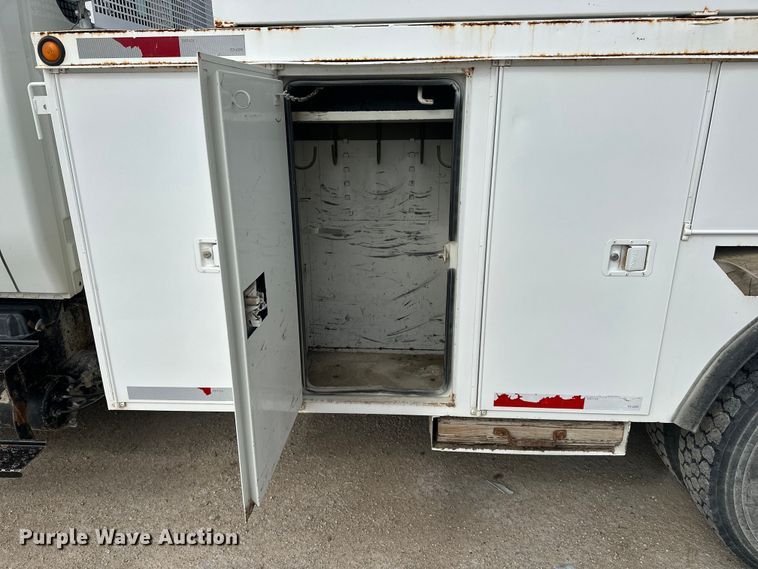 image for item DV0905 2005 International 4300 bucket truck