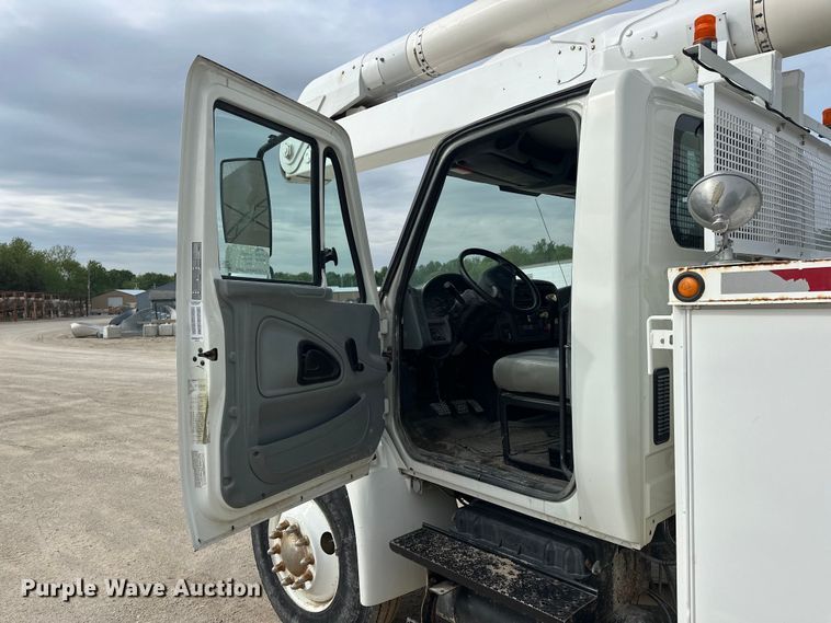 image for item DV0905 2005 International 4300 bucket truck
