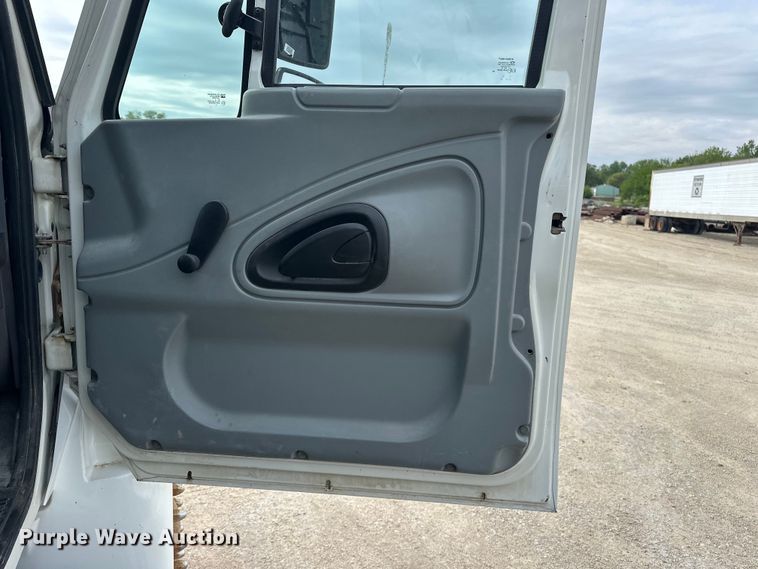image for item DV0905 2005 International 4300 bucket truck