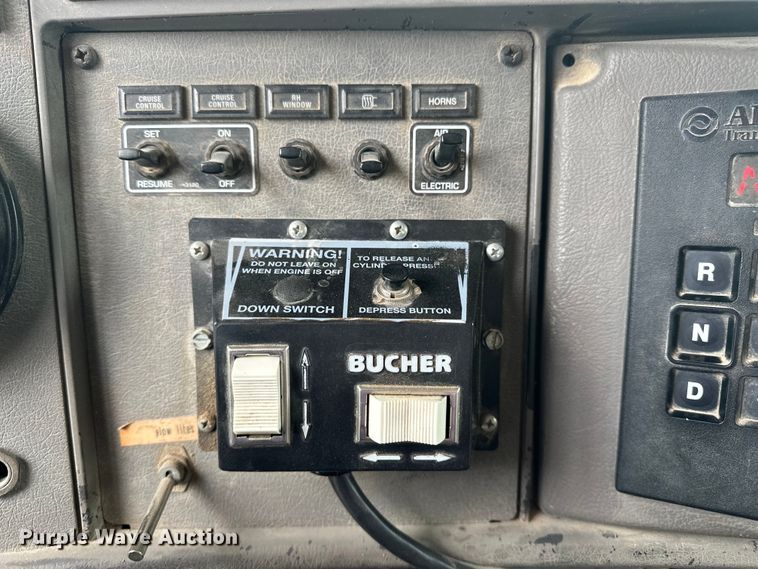 image for item DV0906 2005 Kenworth T300 dump truck