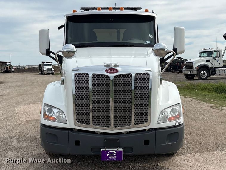 image for item DV8505 2019 Peterbilt 579 semi truck