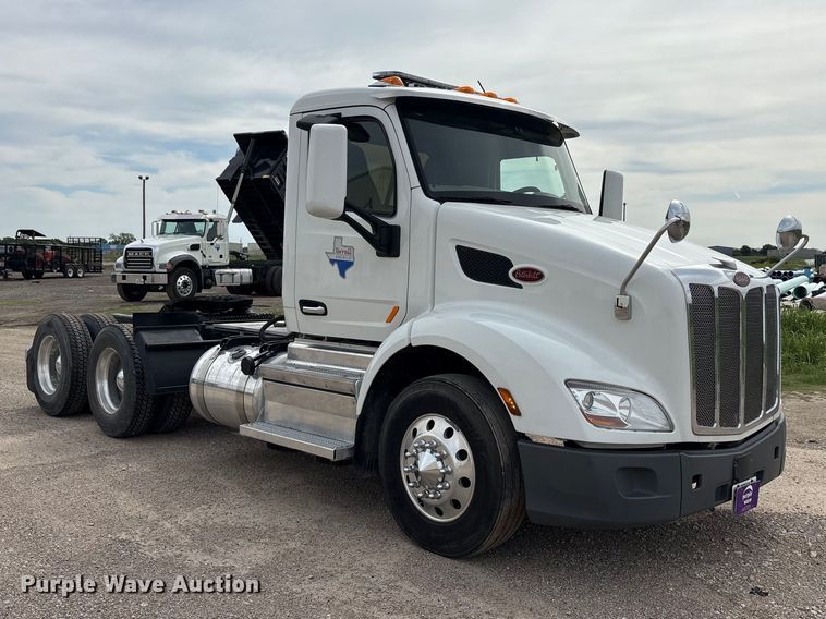 image for item DV8505 2019 Peterbilt 579 semi truck