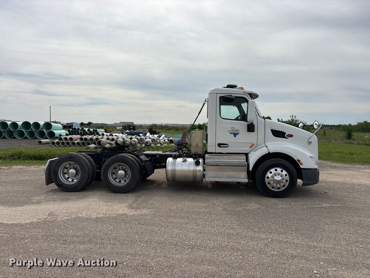 image for item DV8505 2019 Peterbilt 579 semi truck