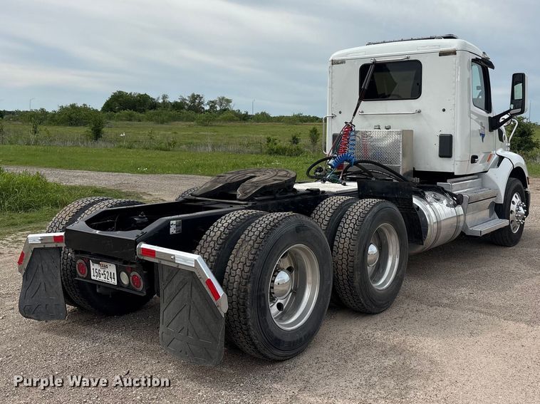 image for item DV8505 2019 Peterbilt 579 semi truck