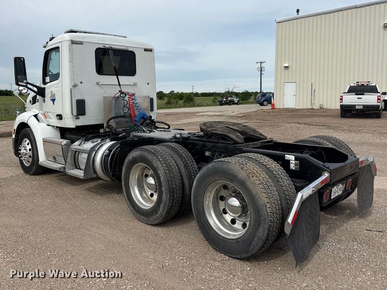 image for item DV8505 2019 Peterbilt 579 semi truck