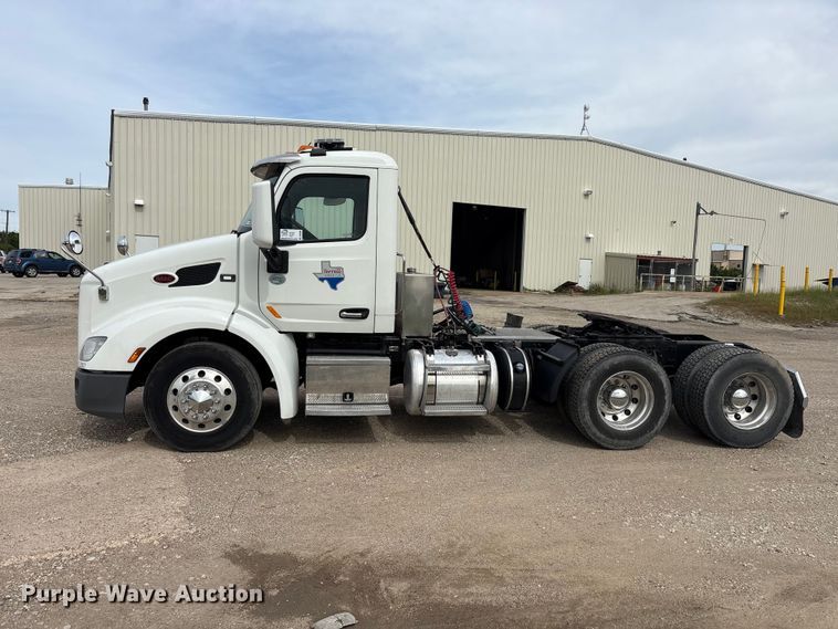 image for item DV8505 2019 Peterbilt 579 semi truck