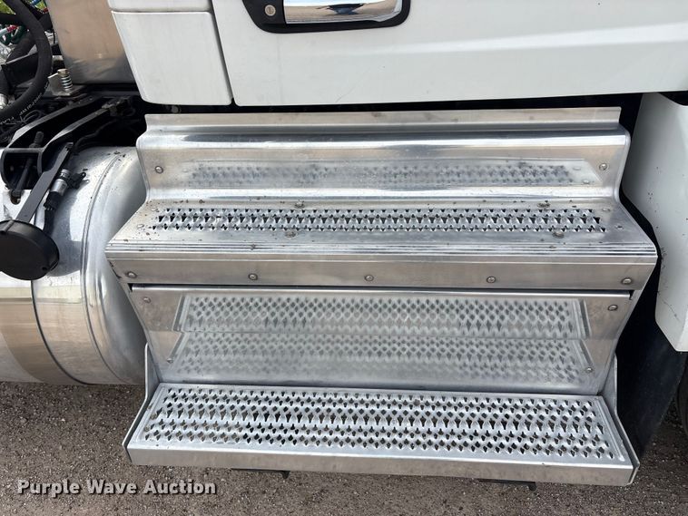 image for item DV8505 2019 Peterbilt 579 semi truck
