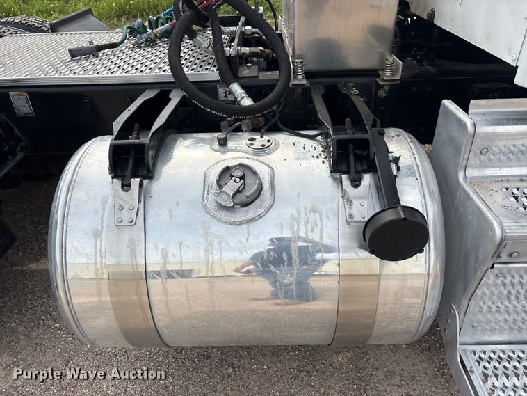 image for item DV8505 2019 Peterbilt 579 semi truck