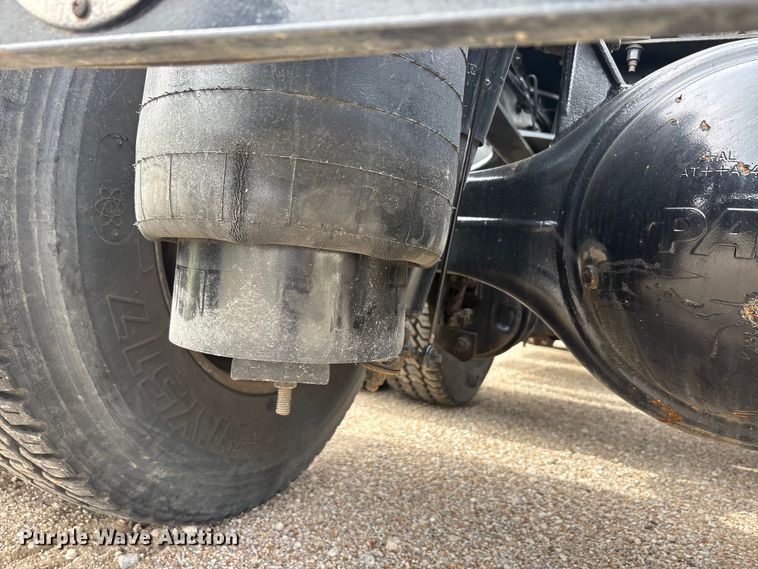 image for item DV8505 2019 Peterbilt 579 semi truck