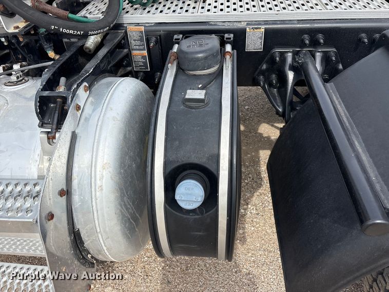 image for item DV8505 2019 Peterbilt 579 semi truck