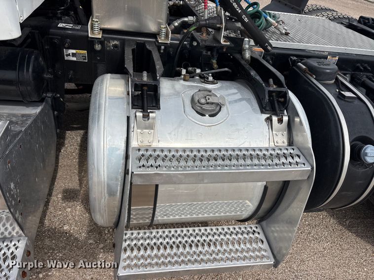 image for item DV8505 2019 Peterbilt 579 semi truck