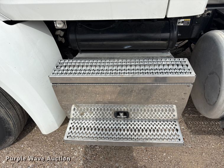 image for item DV8505 2019 Peterbilt 579 semi truck