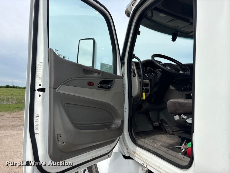 image for item DV8505 2019 Peterbilt 579 semi truck