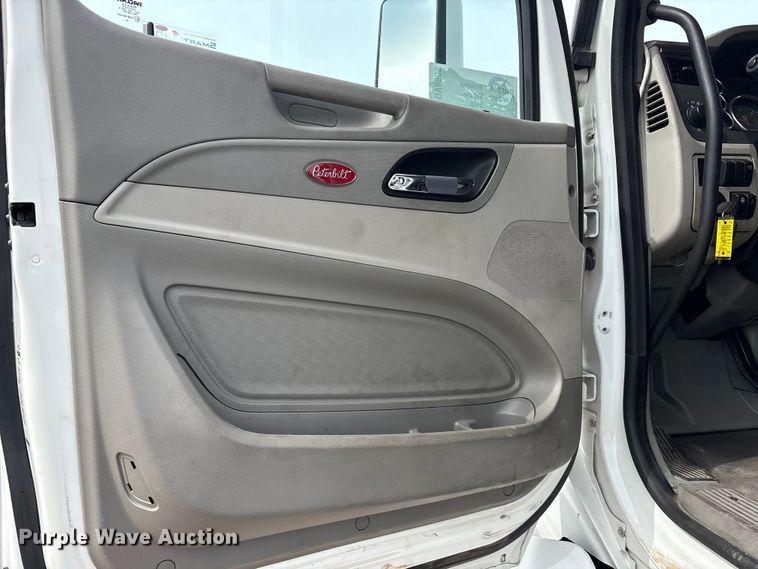 image for item DV8505 2019 Peterbilt 579 semi truck