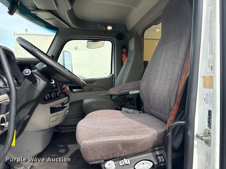 image for item DV8505 2019 Peterbilt 579 semi truck