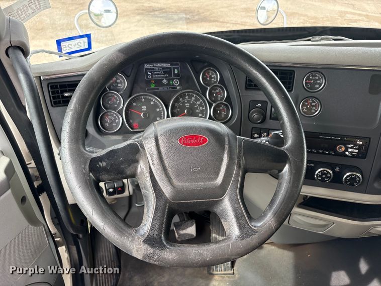image for item DV8505 2019 Peterbilt 579 semi truck