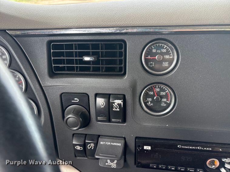image for item DV8505 2019 Peterbilt 579 semi truck
