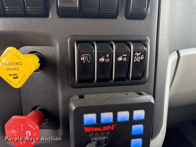 image for item DV8505 2019 Peterbilt 579 semi truck