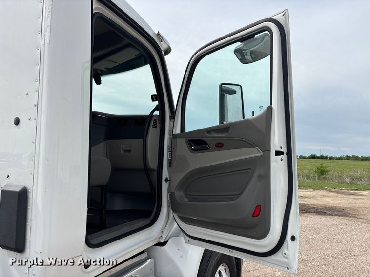 image for item DV8505 2019 Peterbilt 579 semi truck