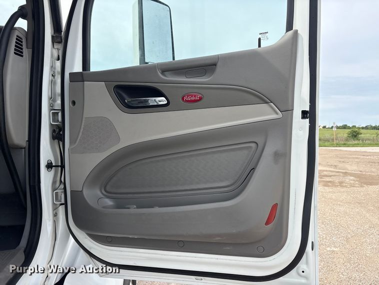 image for item DV8505 2019 Peterbilt 579 semi truck