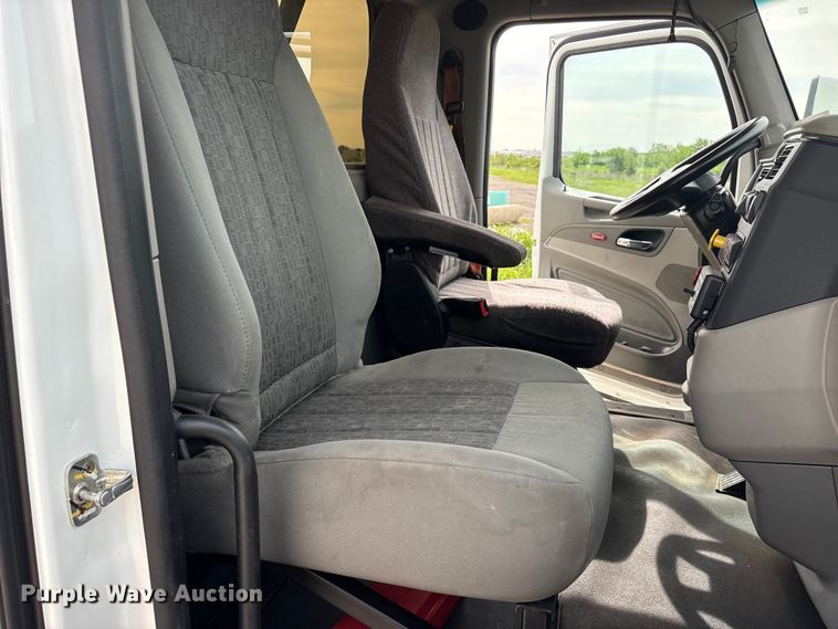image for item DV8505 2019 Peterbilt 579 semi truck