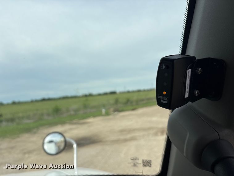 image for item DV8505 2019 Peterbilt 579 semi truck