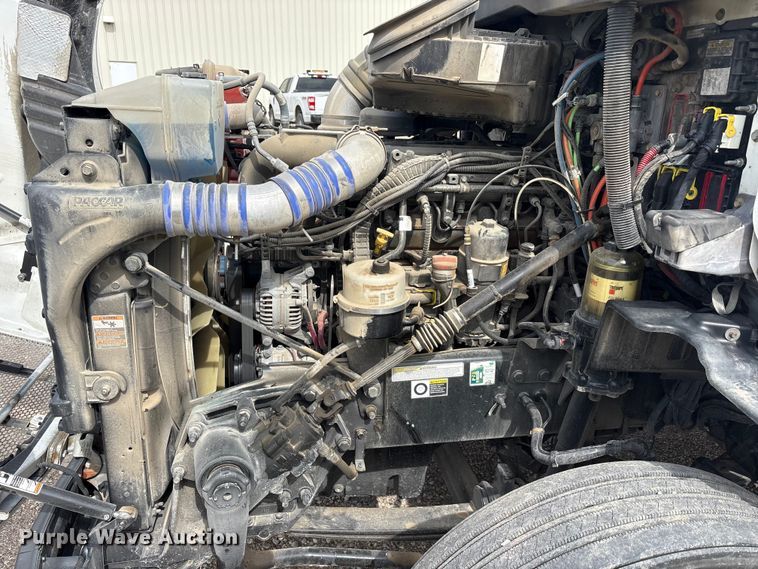 image for item DV8505 2019 Peterbilt 579 semi truck