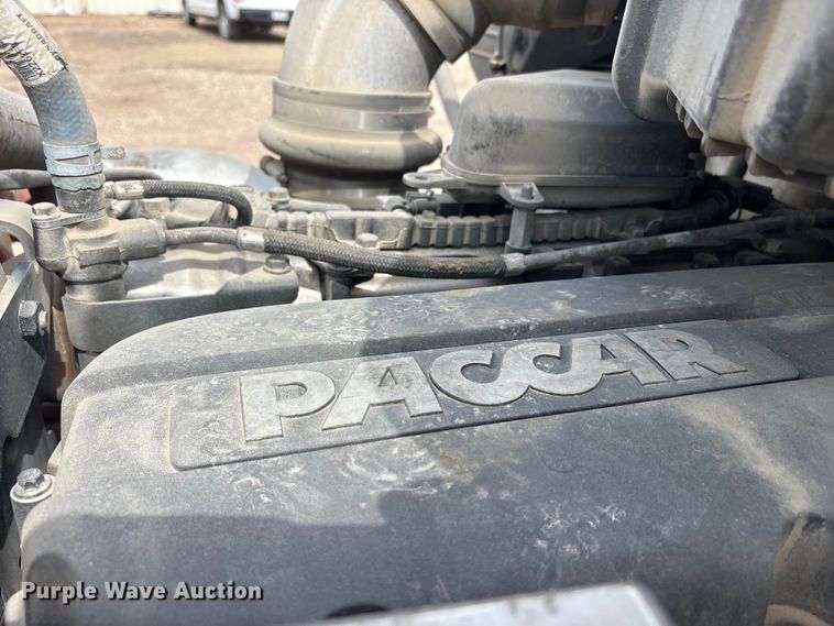image for item DV8505 2019 Peterbilt 579 semi truck